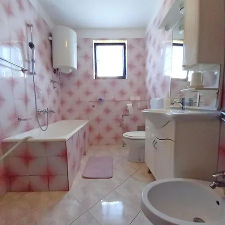 Apartment Geraeumige In Fazana Mit Gemeinsamem Grill