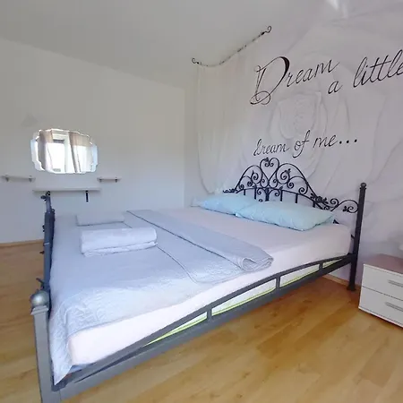 Geraeumige In Fazana Mit Gemeinsamem Grill Apartment *