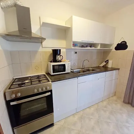Geraeumige In Fazana Mit Gemeinsamem Grill Apartment Valbandon