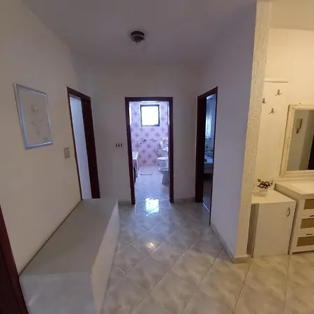 Geraeumige In Fazana Mit Gemeinsamem Grill Apartment Valbandon