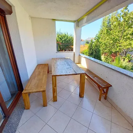 Geraeumige In Fazana Mit Gemeinsamem Grill Valbandon