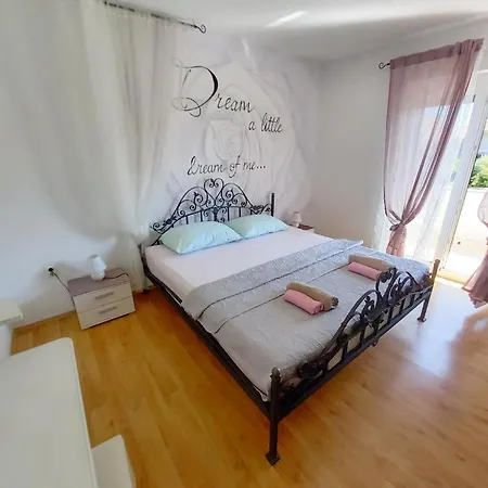 Geraeumige In Fazana Mit Gemeinsamem Grill Apartment Valbandon