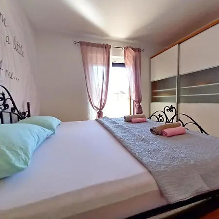 Geraeumige In Fazana Mit Gemeinsamem Grill Apartment Valbandon