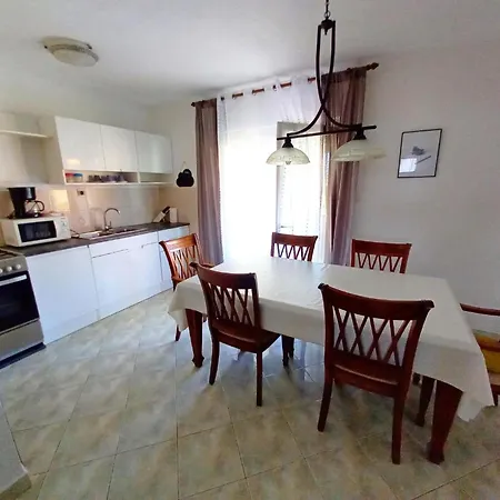 Apartman Geraeumige In Fazana Mit Gemeinsamem Grill